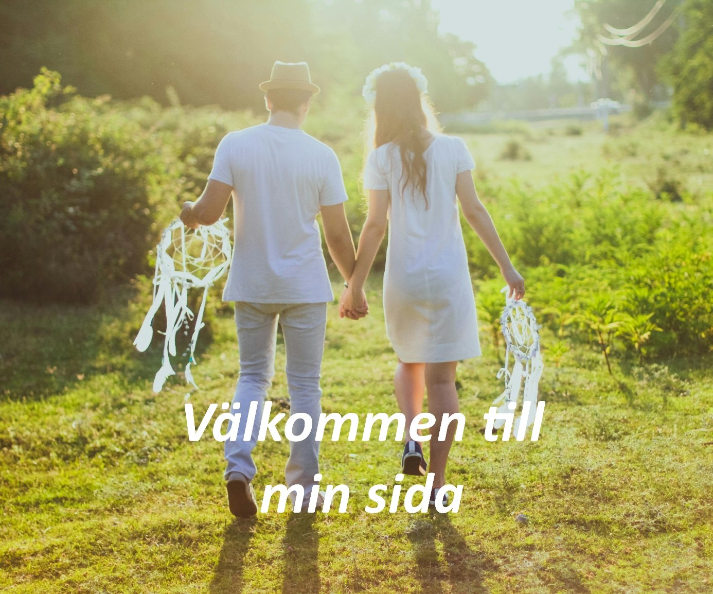 Två personer går tillsammans i naturen – välkommen till min sida